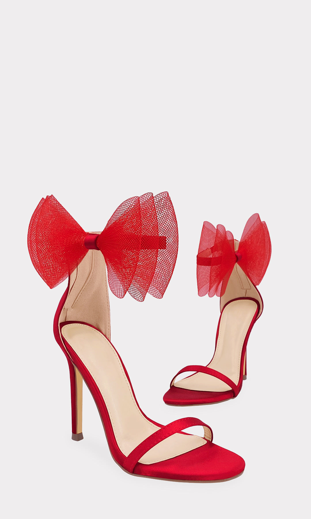 CAROLINE ZAPATILLAS ROJAS DE PUNTA ABIERTA CON CINTA DELGADA ARRIBA DE LOS DEDOS Y MOÑO DE MALLA EN PULSERA TOBILLERA CON TACÓN DE 10.5 CM