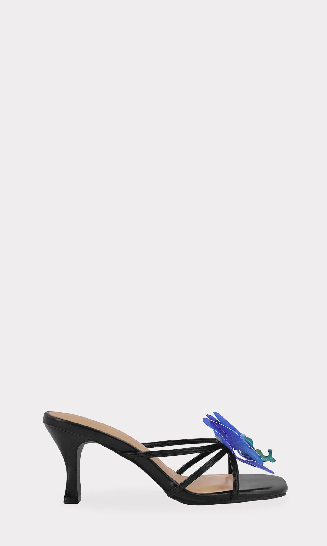 CARRIE SANDALIAS ABIERTAS DE METER CON TACON KITTEN Y FLOR 3D EN TRES STRAPS AL FRENTE PARA MUJER CON TALON DESCUBIERTO