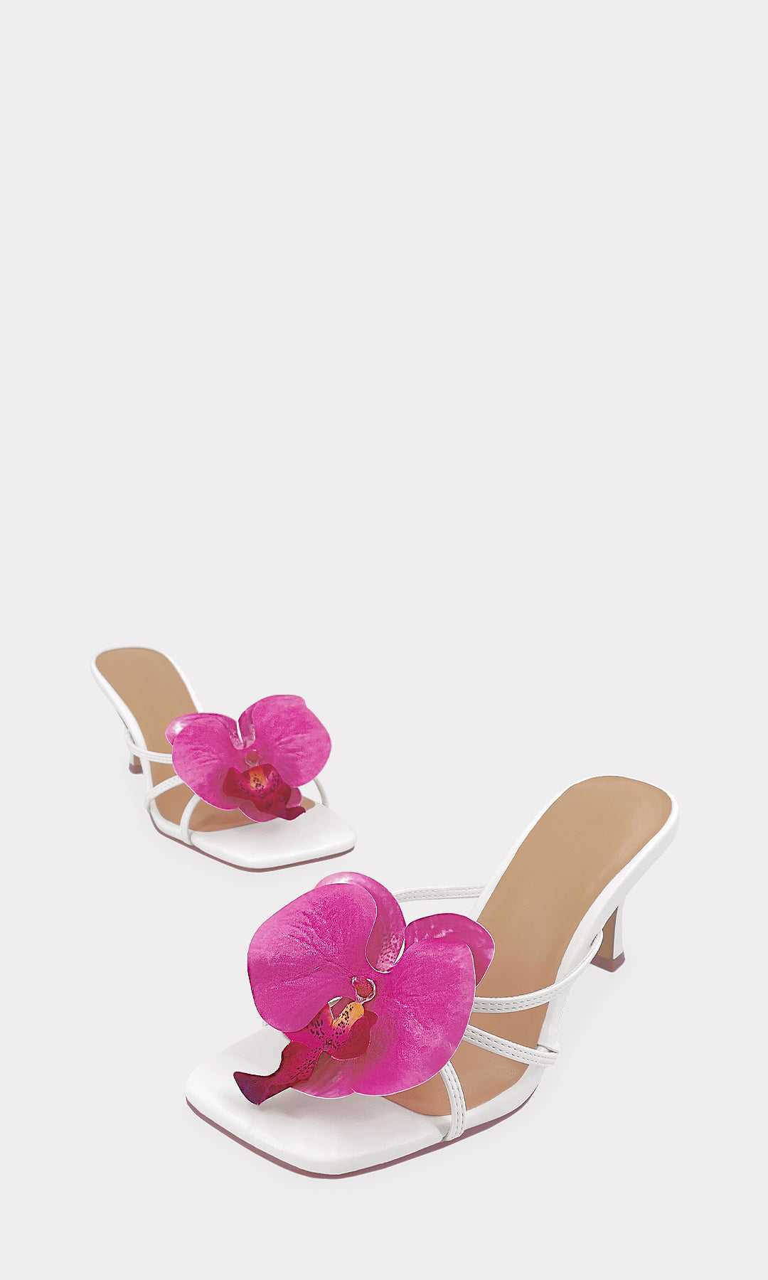 CARRIE SANDALIAS BLANCAS SINTETICAS DE PUNTA CUADRADA ABIERTA CON DETALLE DE FLOR 3D EN TRES STRAPS AL FRENTE Y TACON BAJO DE 7 CM PARA DAMA
