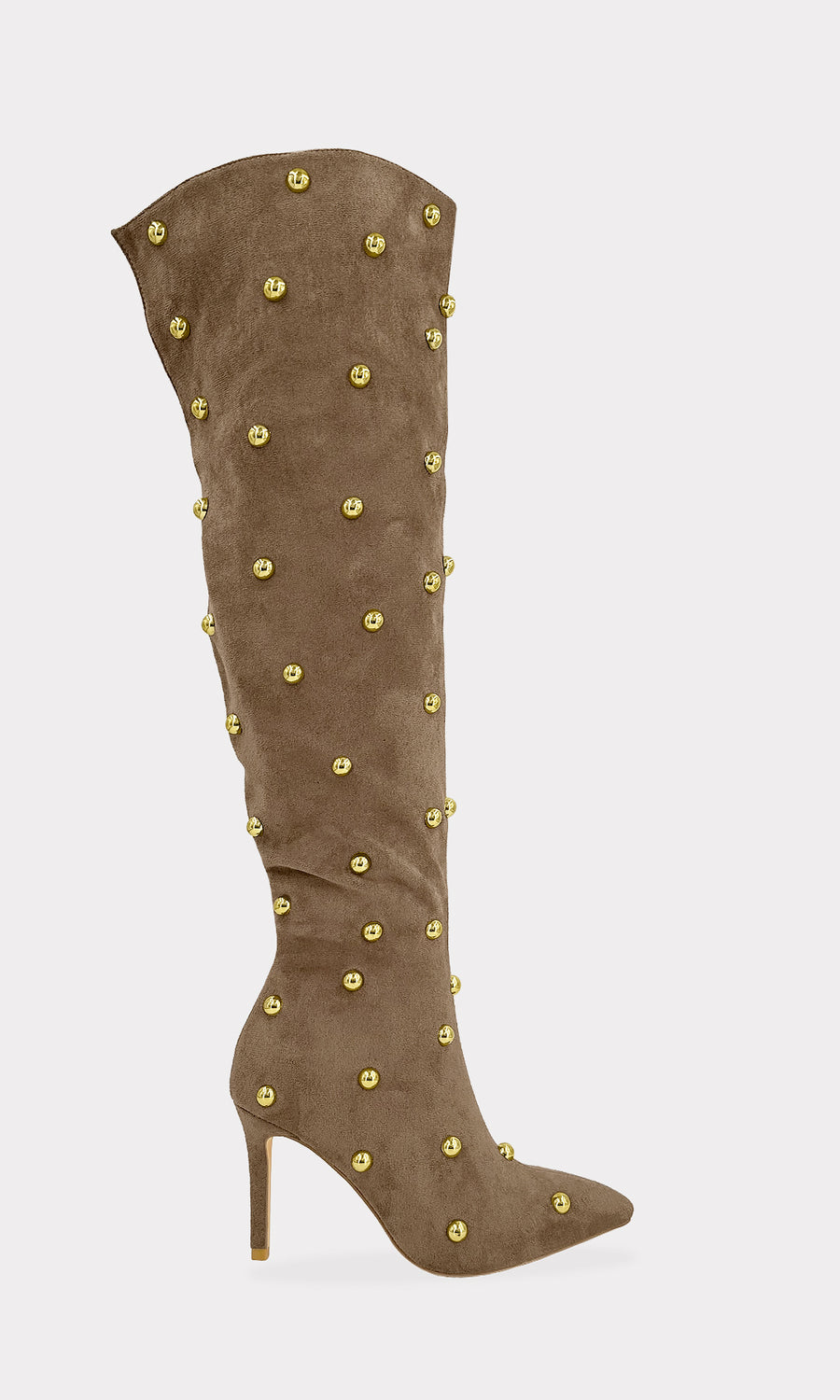 CASSANDRA MODELO POSA PARADA EN CICLORAMA ROSA BOTAS TAUPE LARGAS CON FALDA CORTA DORADA PARA LLEVAR A TU PRIMER CITA