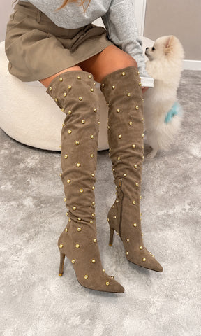 CASSANDRA IT GIRL COMBINA BOTAS LARGAS DE AGUJA COLOR TAUPE CON FALDA TABLEADA Y SUDADERA OVERSIZE GRIS PARA VERSE TRENDY EN DIAS FRIOS