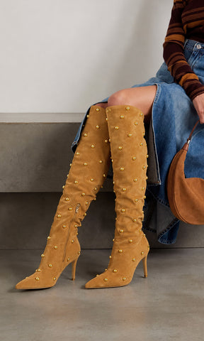 CASSANDRA LOOK PARA USAR EN OTOÑO COMBINANDO BOTAS DEBAJO DE LA RODILLA COLOR CAMEL CON FALDA DE MEZCLILLA Y BLUSA DE CUELLO ALTO