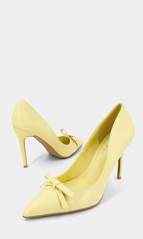 CECILLE TACONES ALTOS AMARILLOS DE AGUJA CON PUNTA CERRADA POINTY Y DETALLE DE LAZO PEQUEÑO AL FRENTE CONFECCIONADOS EN VINIPIEL PARA MUJER
