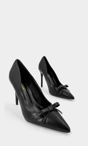CECILLE ZAPATILLAS NEGRAS DE MUJER CON DISEÑO CERRADO CONFECCIONADAS EN CUERO SINTETICO Y TACÓN ALTO DE 10.5 CM CON LAZO ARRIBA DE LOS DEDOS 