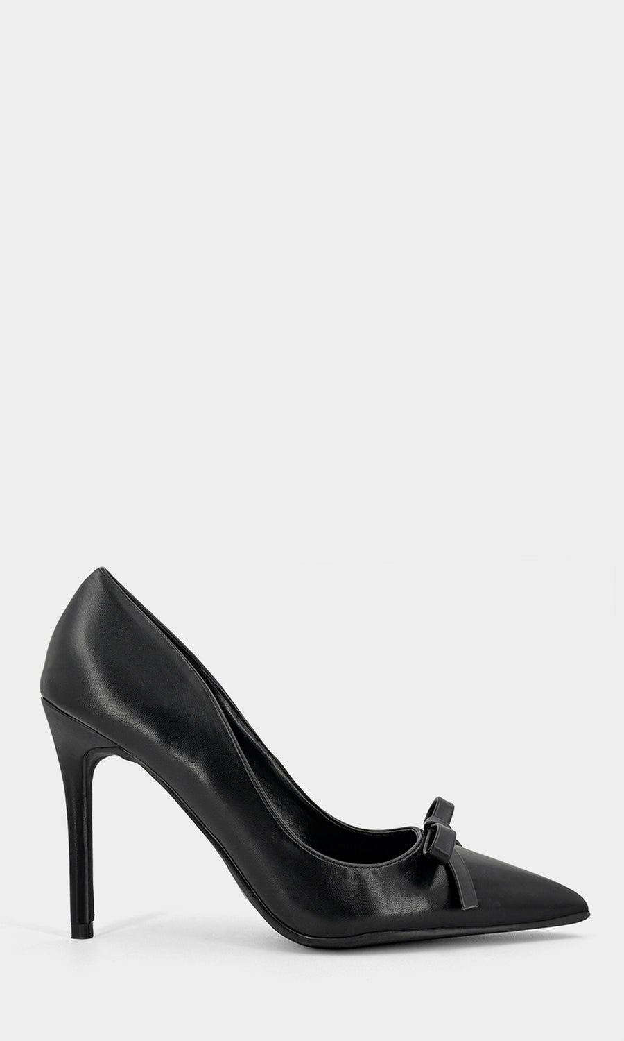 CECILLE LOOK SEMI FORMAL PARA USAR EN JUNTA DE NEGOCIOS LUCIENDO STILETTOS NEGROS CON MOÑO Y JEANS A JUEGO CON BLAZER 