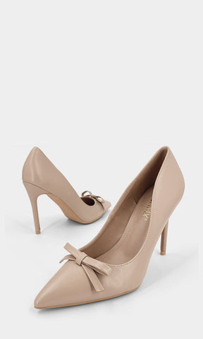 CECILLE ZAPATILLAS PUNTIAGUDAS COLOR NUDE DE MOÑO AL FRENTE Y ACABADO DE CUERO SINTETICO CON TACÓN ALTO DE 10.5 CM PARA USAR EN LOOKS FORMALES
