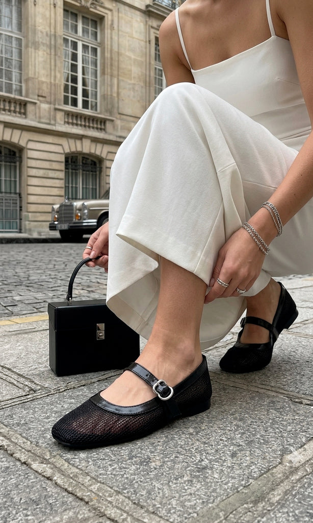 CELINA CHICA COMBINA JUMPSUIT BLANCO DE TIRANTES CON ZAPATOS NEGROS MARY JANE CON BOLSO PEQUEÑO PARA VERSE FASHION EN LA CALLE