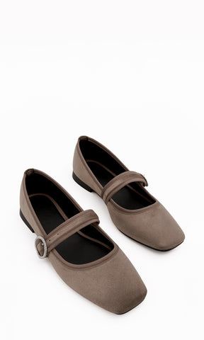 CHAI BAILARINA TAUPE VELVET PARA MUJER ESTILO MARY JANE PUNTA CUADRADA Y CORREA AJUSTABLE TACÓN BAJO 1 CM