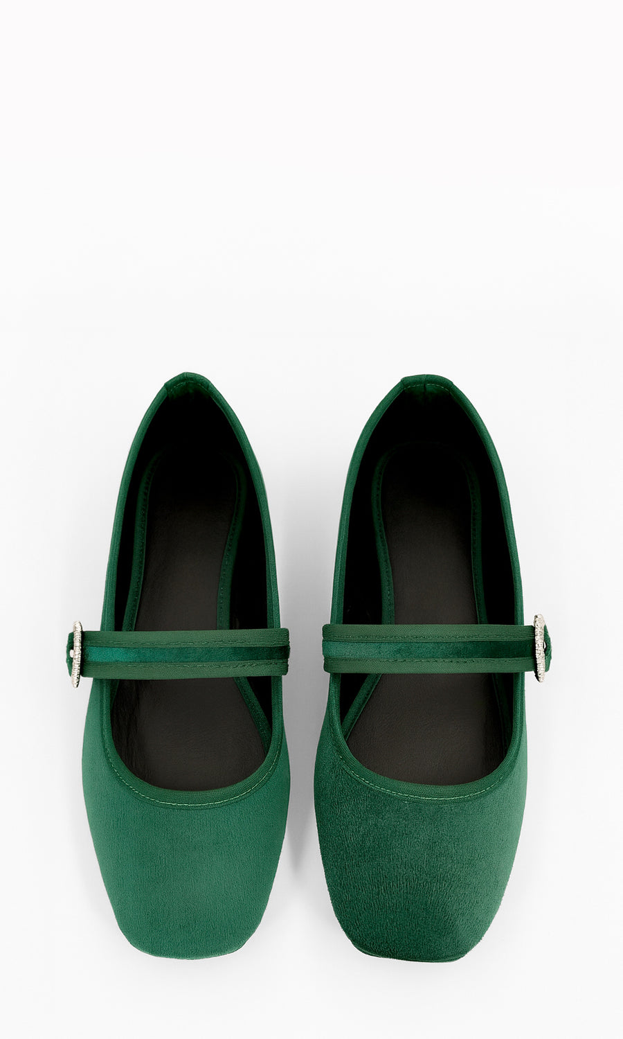 CHAI VERDE ZAPATO MARY JANE PLANO VERDE PARA MUJER EN MATERIAL TIPO GAMUZA CON HEBILLA DECORATIVA Y OUTFIT INVERNAL