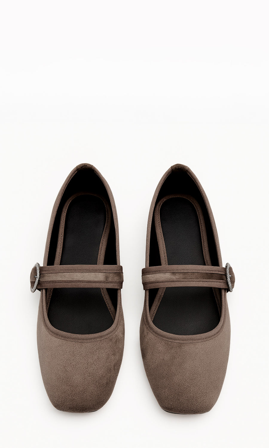 CHAI BALLERINA TIPO MARY JANE TONO TAUPE PARA MUJER EN ACABADO TERCIOPELO CON CORREA FRONTAL Y HEBILLA METÁLICA USADA EN LOOK CASUAL