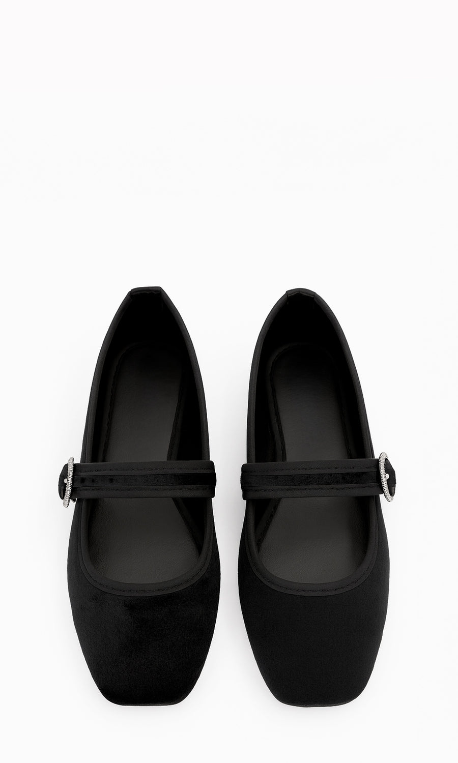 CHAI FLATS NEGROS EN VELVET CON CORREA Y HEBILLA METÁLICA USADA EN LOOK DE MUJER ELEGANTE