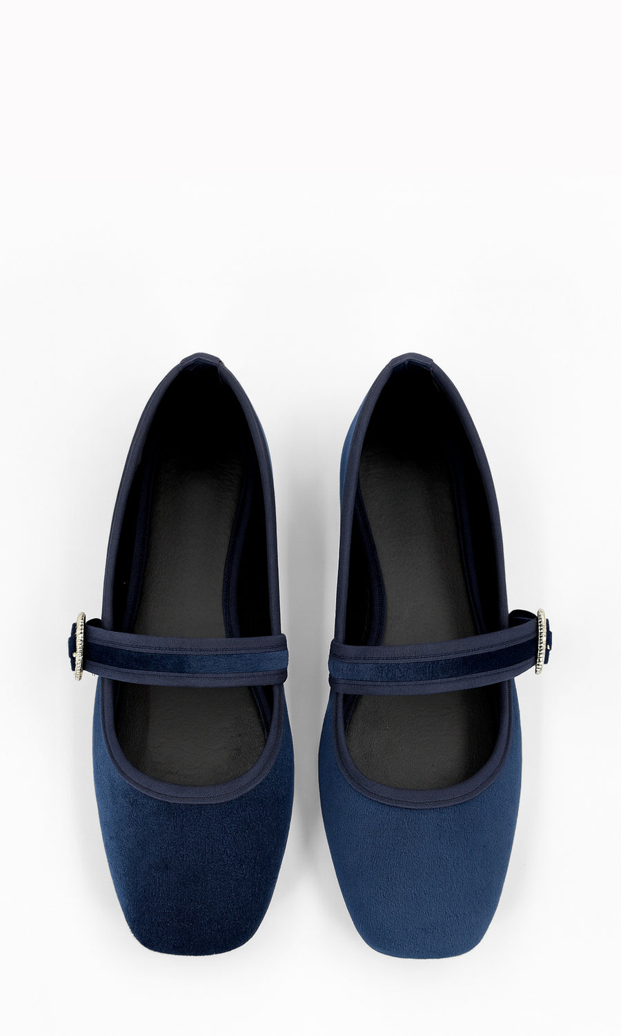 CHAI BALERINAS PLANAS AZUL MARINO PARA MUJER EN GAMUZA CON CORREA Y HEBILLA REDONDA, USADAS CON JEANS PARA UN LOOK CASUAL