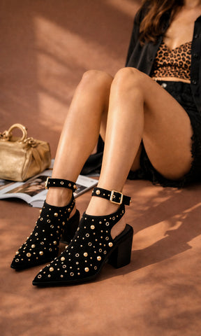 CHLOE CÓMO COMBINAR BOTINES NEGROS DE TALON DESCUBIERTO CON SHORT NEGRO Y CAMISA DEL MISMO COLOR ENCIMA DE TOP CON PRINT LEOPARDO