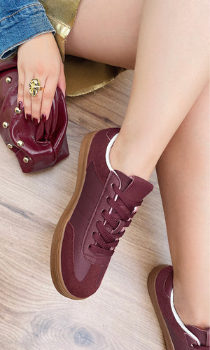 CHOICE COMO USAR TENIS SAMBA ROJO VINO CON FALDA DORADA Y CHAMARRA DE MEZCLILLA CON BOLSA ROJA DE MANO PARA IR A LA PLAZA