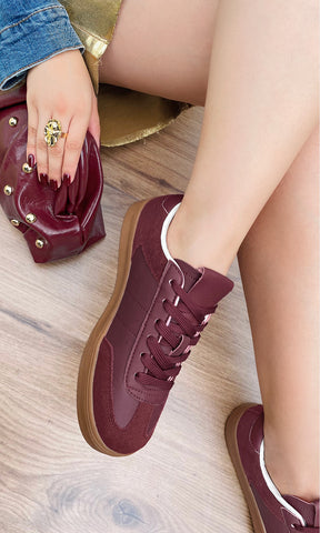 CHOICE COMO USAR TENIS SAMBA ROJO VINO CON FALDA DORADA Y CHAMARRA DE MEZCLILLA CON BOLSA ROJA DE MANO PARA IR A LA PLAZA
