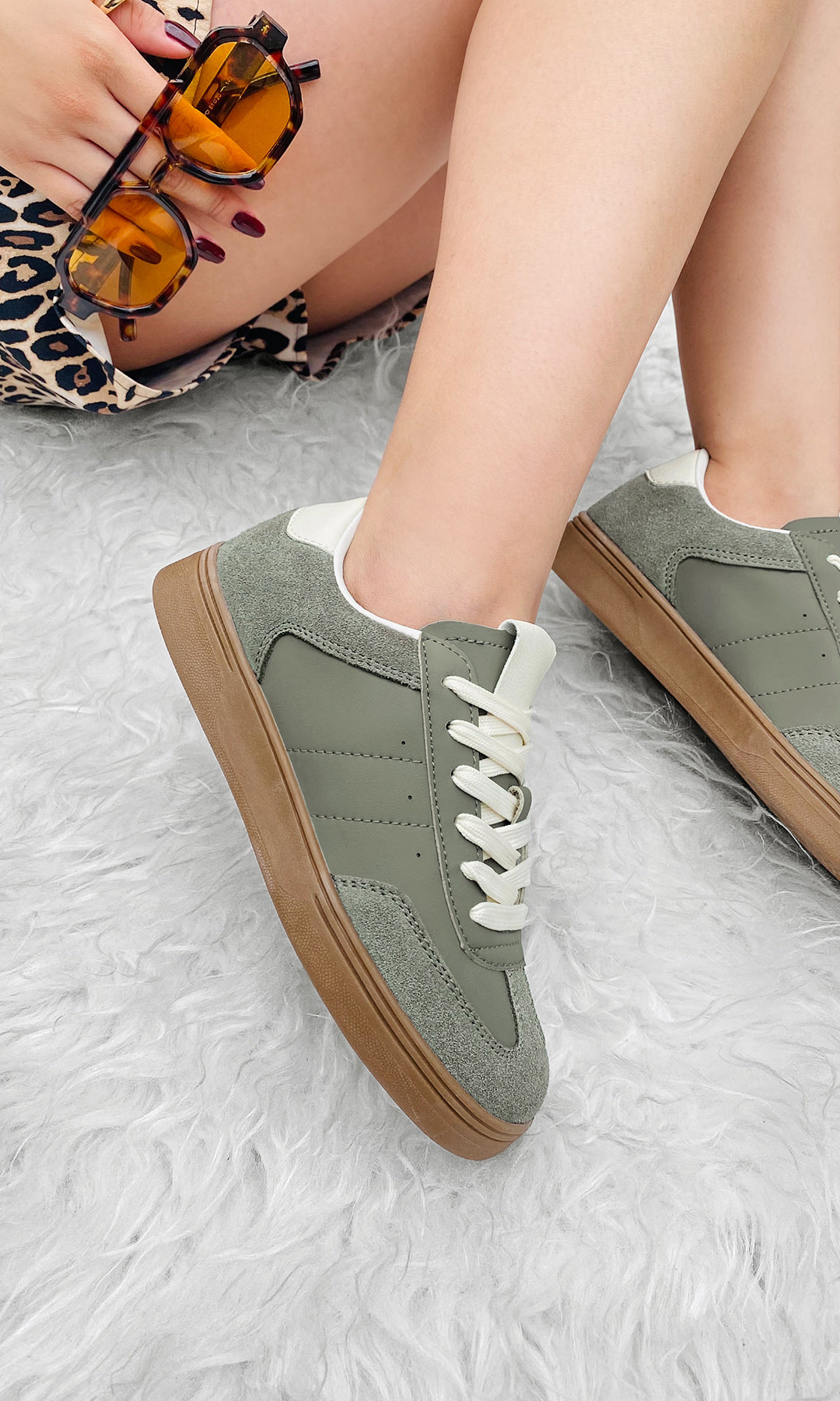 CHOICE LOOK UNIVERSITARIO CON TENIS TIPO SAMBA VERDES Y FALDA LEOPARDO COMBINADO CON BLUSA BLANCA Y LENTES DE SOL PARA CHICA