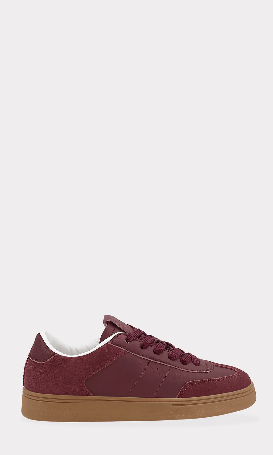 CHOICE COMO USAR TENIS SAMBA ROJO VINO CON FALDA DORADA Y CHAMARRA DE MEZCLILLA CON BOLSA ROJA DE MANO PARA IR A LA PLAZA