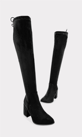 CINNAMON BOTAS NEGRAS ARRIBA DE LA RODILLA DE TACON CUADRADO DE 8 CM CONFECCIONADAS EN GAMUZA Y CORDON EN LA PANTORRILLA PARA AJUSTARLA