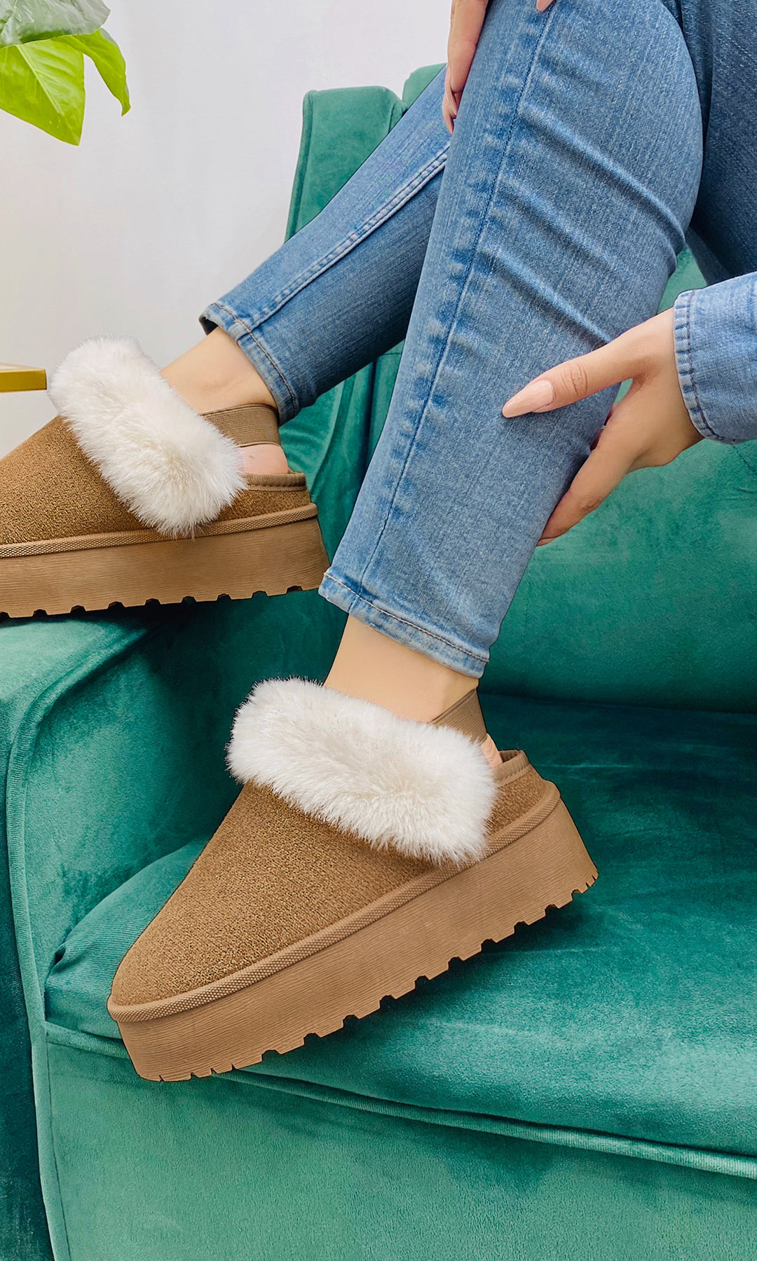 CLAIRE CHICA FASHION USA SKINNY JEANS Y CHAMARRA DE MEZCLILLA CON PANTUFLAS CAMEL TIPO UGG PARA LUCIR EN TENDENCIA