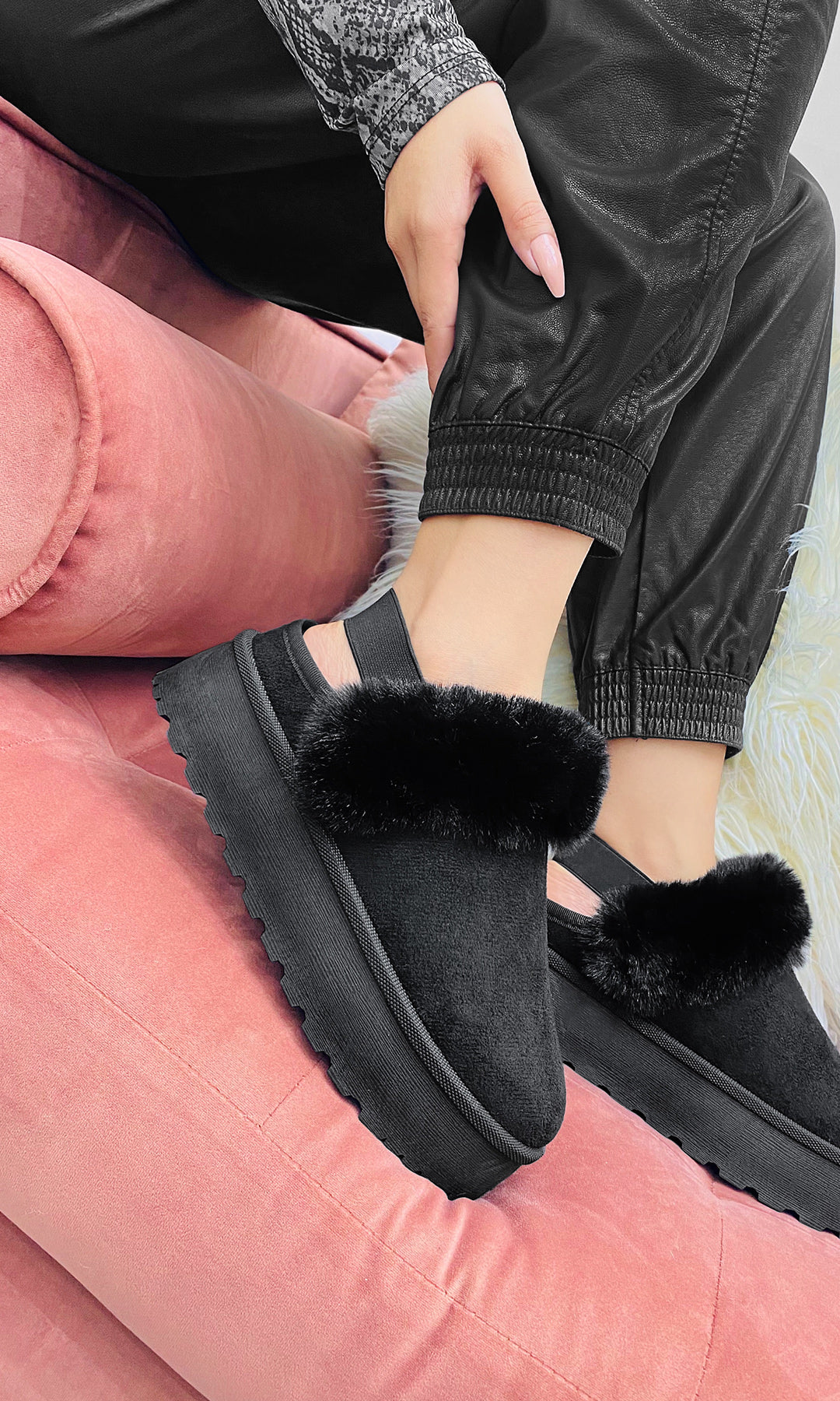 CLAIRE LOOK COZY PARA VERSE CASUAL EN FIN DE SEMANA USANDO PANTALONES JOGGERS DE VINIPIEL Y PANTUFLAS TIPO UGG CON BLUSA