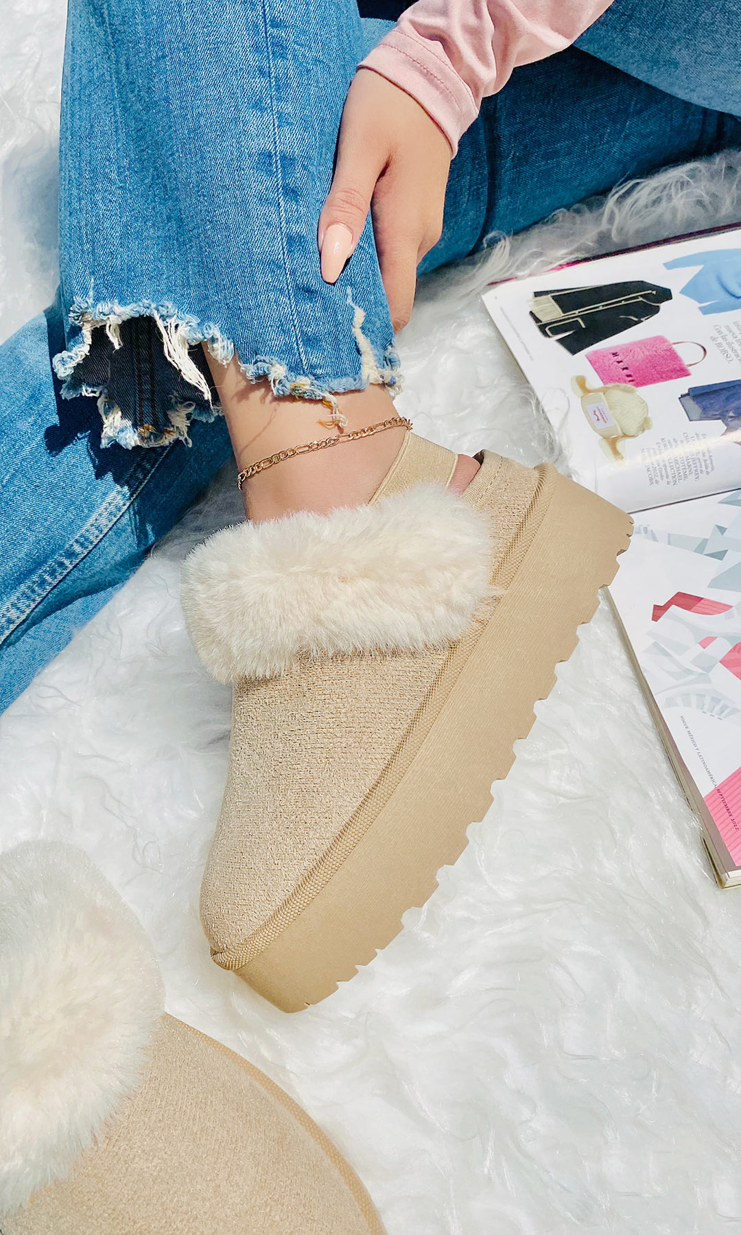 CLAIRE LOOK PARA USAR EN OTOÑO-INVIERNO COMBINANDO BOTINES NUDE TIPO UGG CON PANTALONES DE MEZCLILLA Y BLUSA BLUSH