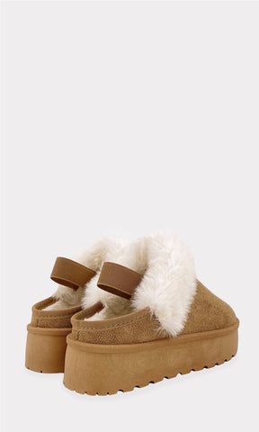  CLAIRE PANTUFLAS CAMEL TIPO UGG CON PLATAFORMA REDONDA DE 5 CM CONFECCIONADAS EN GAMUZA CON PELUCHE Y CINTA EN EL TALON PARA DAMA