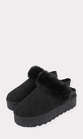 CLAIRE PANTUFLAS NEGRAS CONFECCIONADAS EN GAMUZA CON DETALLES DE PELUCHE POR DENTRO Y CINTA GRUESA EN TALON CON SUELA DE 5 CM PARA MUJER