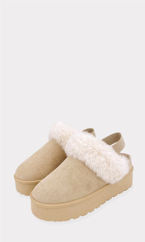 CLAIRE SLIPPERS CERRADAS TIPO UGG COLOR NUDE CON DETALLES DE PELUCHE EN EMPEINE Y CINTA GRUESA EN TALON CON PLATAFORMA DE 5 CM PARA DAMA