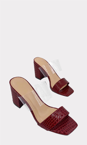 CLEO ZAPATOS MULES ROJO DE PUNTA CUADRADA ABIERTA CON TEXTURA DE CHAROL EFECTO COCODRILO Y CORREA TRANSPARENTE EN EMPEINE PARA MUJER