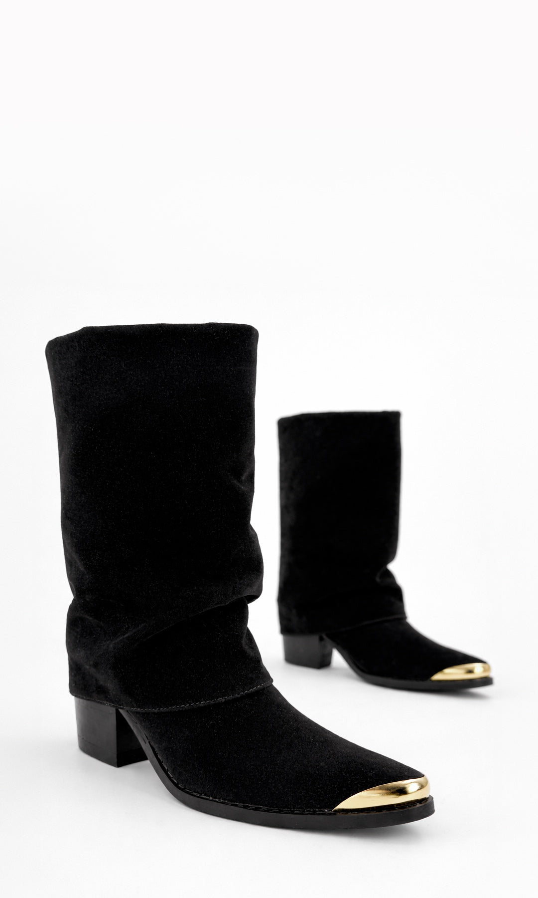 COACHELLA BOTA NEGRA DE GAMUZA CON PUNTA METÁLICA Y TACÓN DE 7 CM ESTILO WESTERN MODERNO PARA MUJER