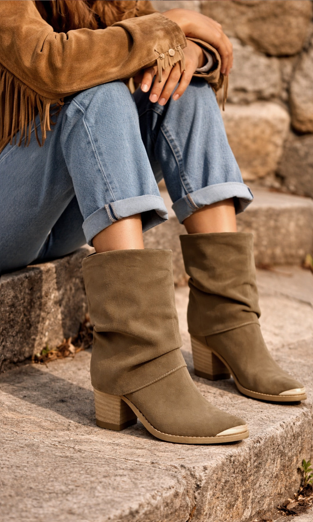 COACHELLA BOTAS ESTILO BOHEMIO EN GAMUZA COLOR CAMEL CON  TACÓN BAJO DE MADERA, COMBINADAS CON JEANS DOBLADOS PARA UN LOOK WESTERN