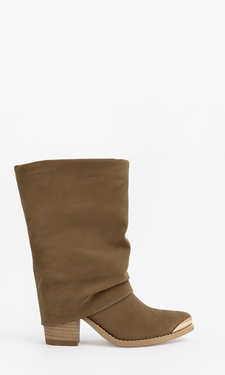 COACHELLA BOTAS ESTILO BOHEMIO EN GAMUZA COLOR CAMEL CON  TACÓN BAJO DE MADERA, COMBINADAS CON JEANS DOBLADOS PARA UN LOOK WESTERN