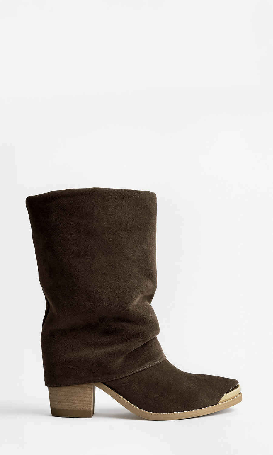 COACHELLA BOTA ESTILO BOHO COLOR CAFE CHOCOLATE EN GAMUZA CON CAÑA Y TACÓN BAJO DE MADERA USADA CON OUTFIT CASUAL COWBOY