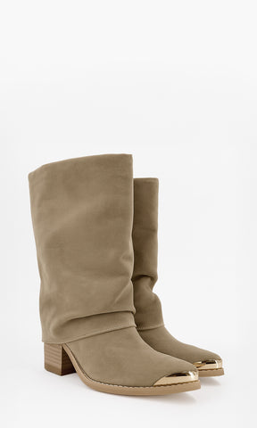 COACHELLA BOTAS NUDE CON ACABADO EN GAMUZA CON DETALLE METÁLICO EN PUNTA Y TACÓN CUADRADO 7 CM PARA OUTFITS DIARIOS