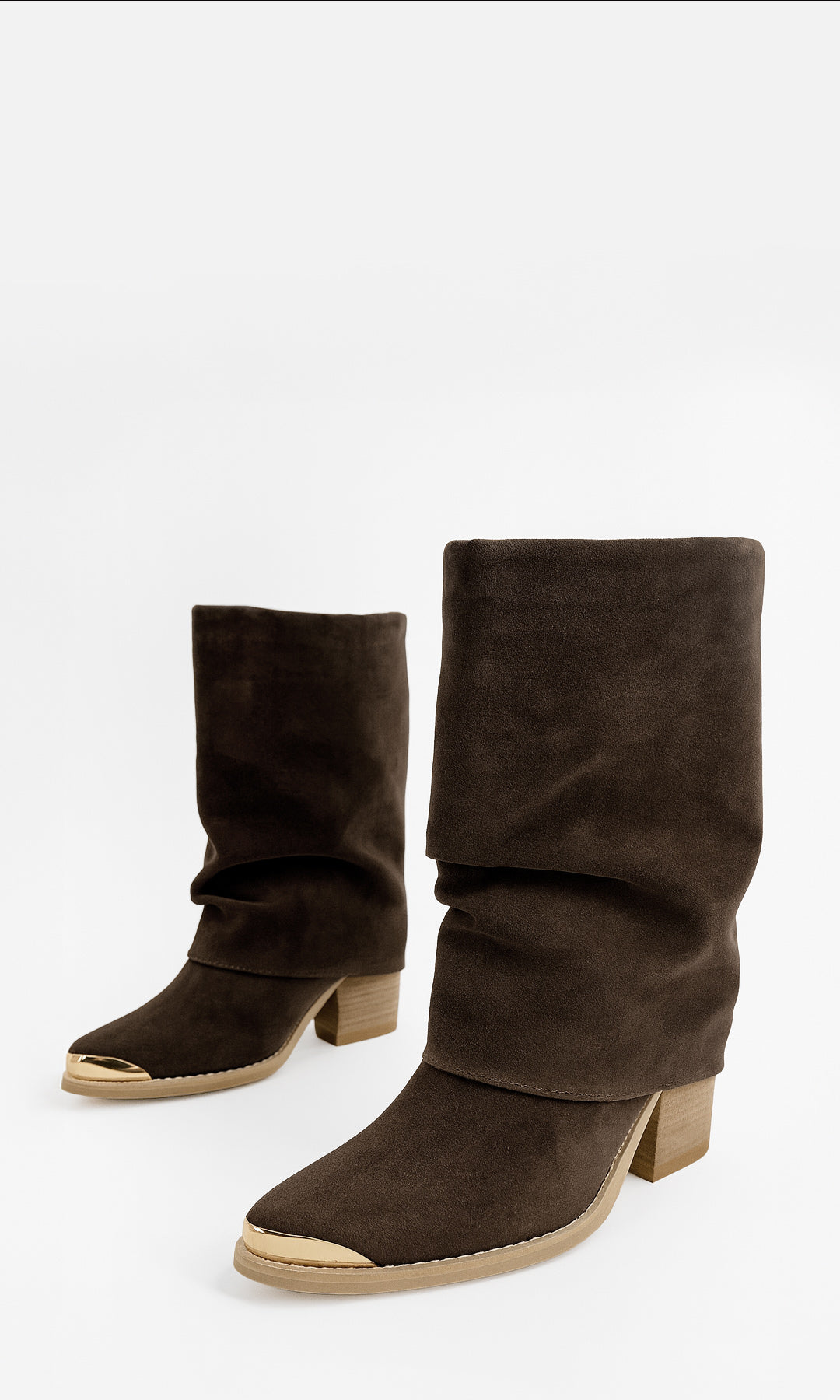 COACHELLA BOTIN CAFE DE GAMUZA PUNTA METÁLICA TACÓN CUBANO 7 CM LOOK CASUAL-CHIC PARA MUJER