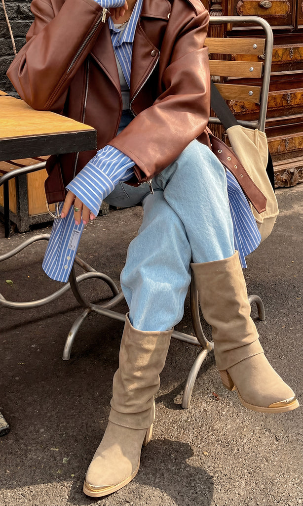 COACHELLA CHICA LUCE BOTAS VAQUERAS NUDE CON MOM JEANS Y CAMISA OVERSIZE DE RAYAS AZULES CON BLANCO A JUEGO DE CAZADORA COLOR CAFE 