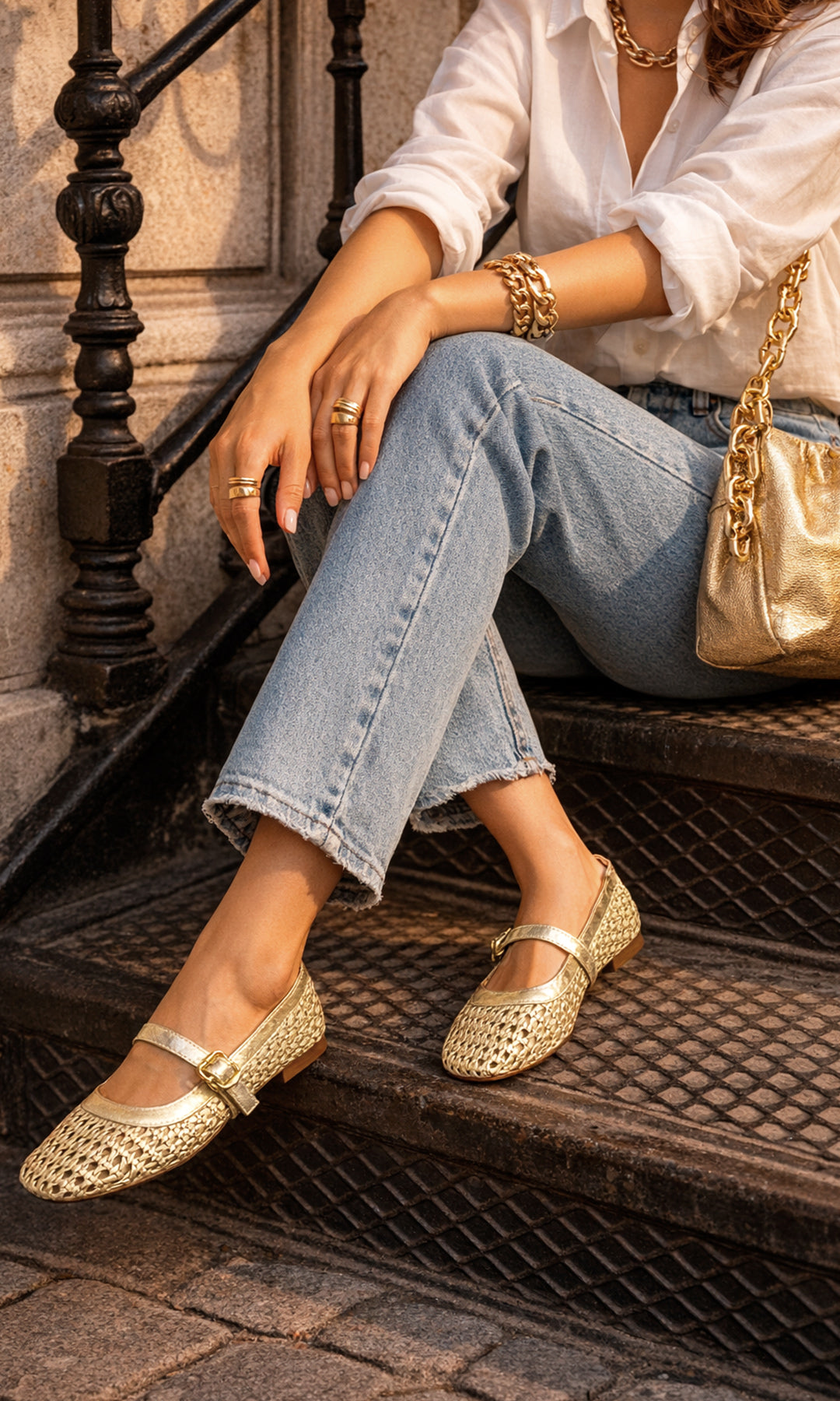 COCO LOOK CASUAL USANDO JEANS AZULES CON BLUSA BLANCA Y ZAPATOS MARY JANE DORADOS A JUEGO CON JOYERIA MINIMALISTA PARA VERSE CHIC