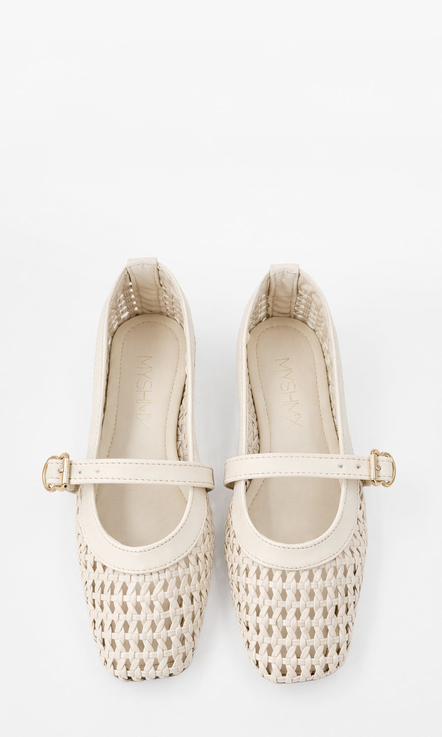 COCO CHICA COMBINA FLATS BLANCO MARFIL CON VESTIDO BURGUNDY DE MANGA LARGA PARA VERSE FASHION EN SALIDAS CASUALES CON AMIGAS