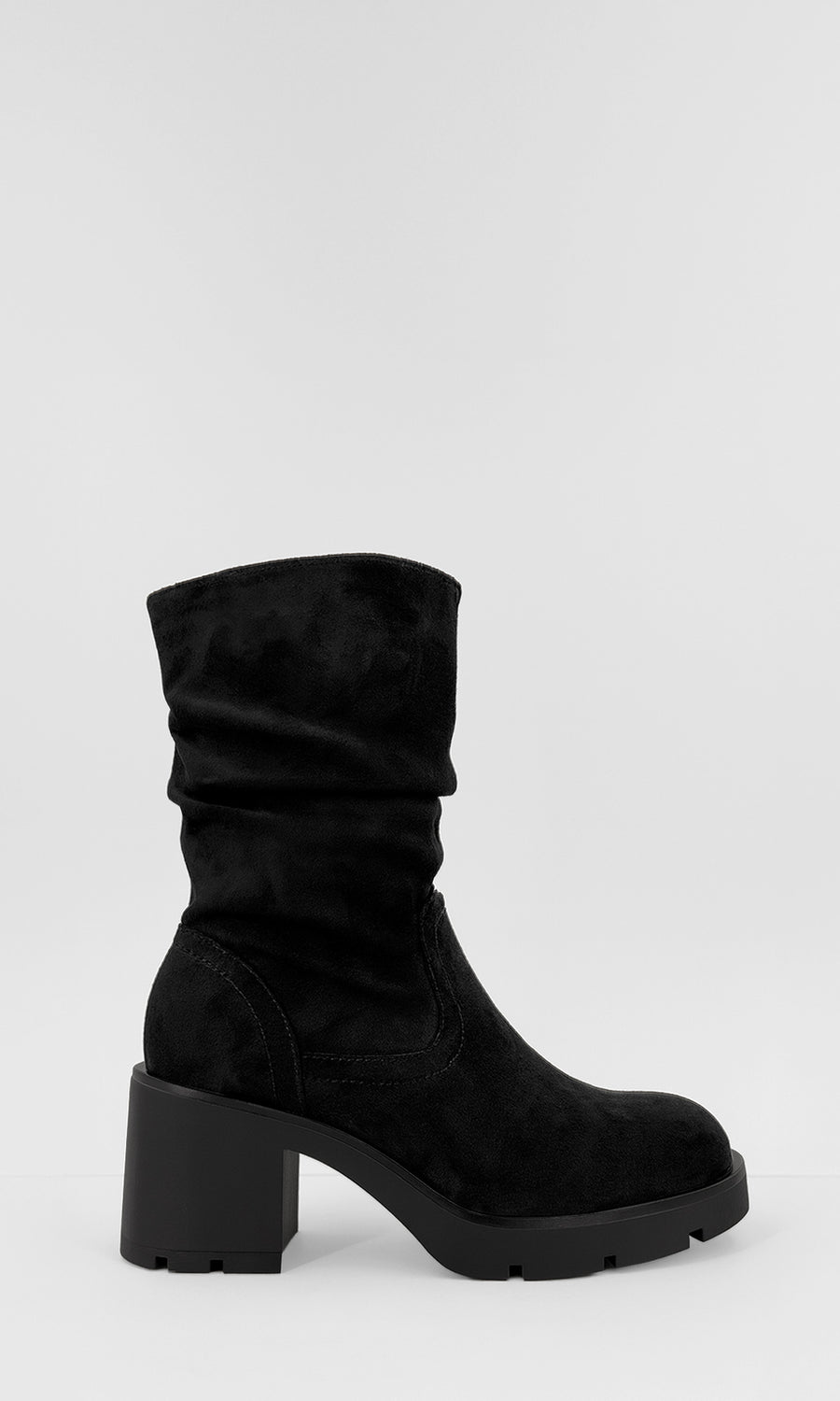 COCOA MODELO POSA BOTAS NEGRAS DE GAMUZA CON TACÓN ANCHO A JUEGO DE VESTIDO TEJIDO COLOR BURGUNDY PARA UN LOOK CÓMODO TRENDY