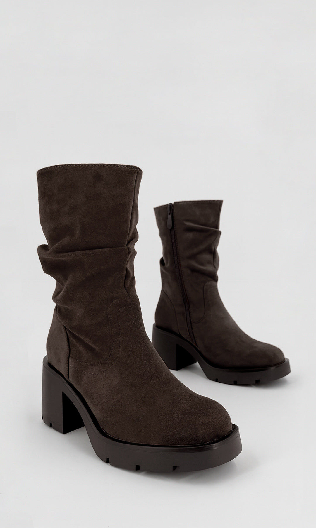 COCOA BOTAS CAFÉS DE GAMUZA CON TACÓN 7 CM PLATAFORMA 2 CM DISEÑO DE CAÑA MEDIA TEXTURA SUAVE PERFECTA PARA OUTFITS DE OTOÑO INVIERNO Y ESTILO DIARIO
