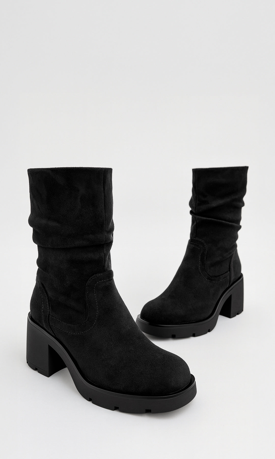 COCOA BOTAS NEGRAS DE GAMUZA CON TACÓN 7 CM PLATAFORMA 2 CM DISEÑO SLOUCHY EN CAÑA MEDIA IDEAL PARA LOOKS DE OTOÑO INVIERNO Y ESTILO CASUAL