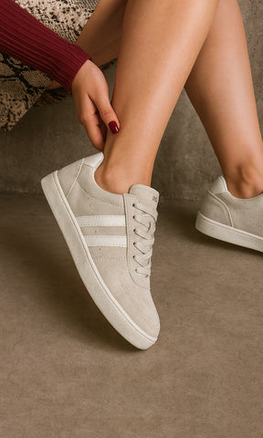 COLETTE CHICA COMBINA FALDA CORTA CON ESTAMPADO SNAKE Y BLUSA COLOR VINO DE MANGA LARGA A JUEGO CON SNEAKERS NUDE