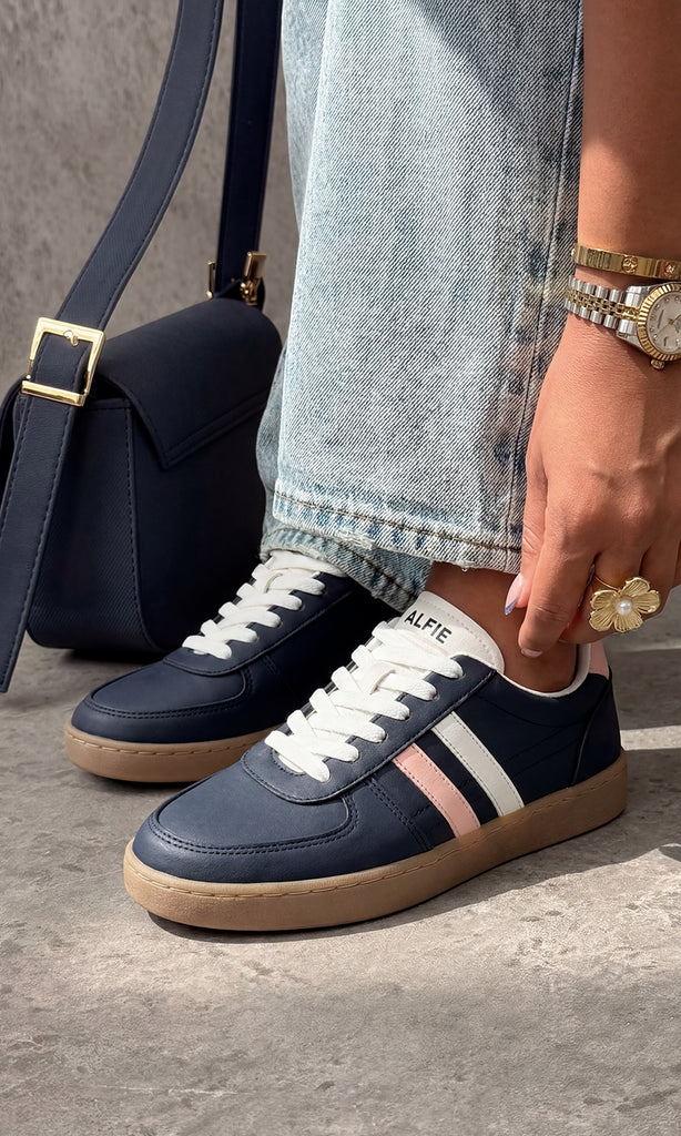 COLETTE CÓMO COMBINAR SNEAKERS AZULES CON PANTALON DE MEZCLILLA Y T-SHIRT BLANCA CON BOLSO PEQUEÑO CON JOYERIA MINIMALISTA PARA LUCIR CHIC