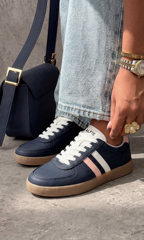 COLETTE CÓMO COMBINAR SNEAKERS AZULES CON PANTALON DE MEZCLILLA Y T-SHIRT BLANCA CON BOLSO PEQUEÑO CON JOYERIA MINIMALISTA PARA LUCIR CHIC