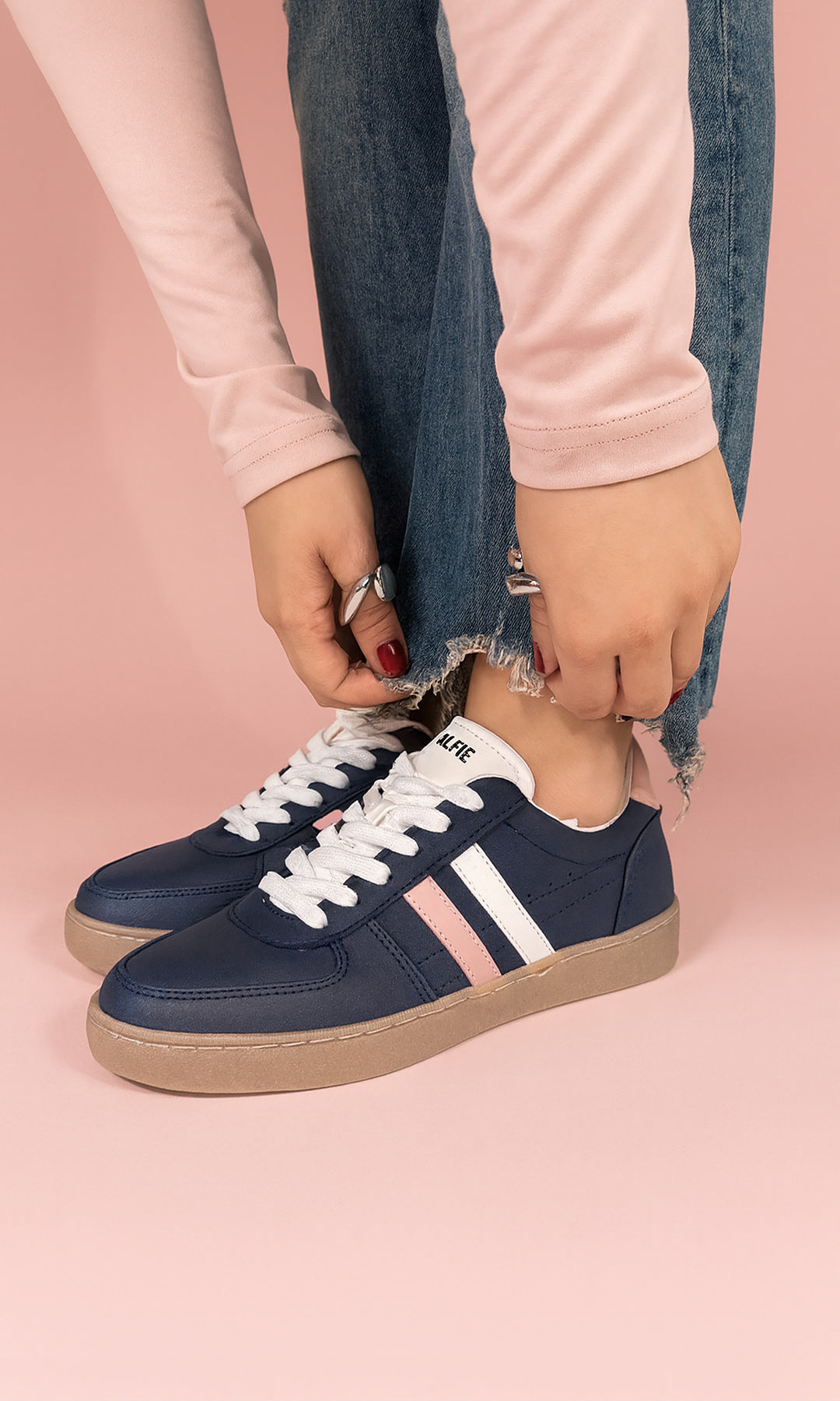 COLETTE IT GIRL COMBINA PANTALON DE MEZCLILLA CON BLUSA BLUSH DE MANGA LARGA Y TENIS AZULES CON FRANJAS DE COLORES