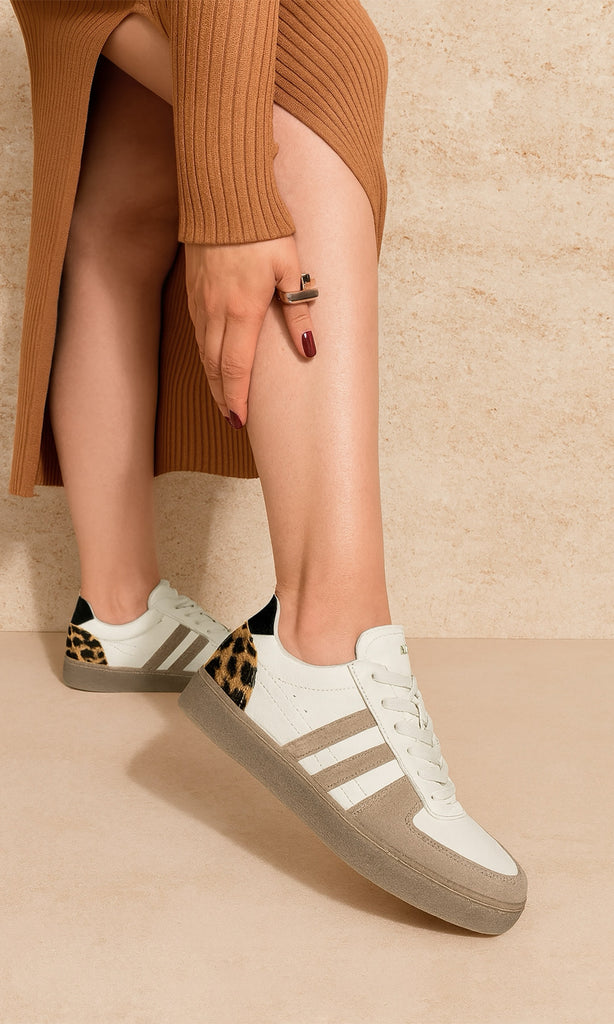 COLETTE LOOK URBAN CHIC COMBINANDO SNEAKERS COLOR NUDE CON DETALLES ANIMAL PRINT Y VESTIDO CAFE DE ABERTURA EN PIERNA