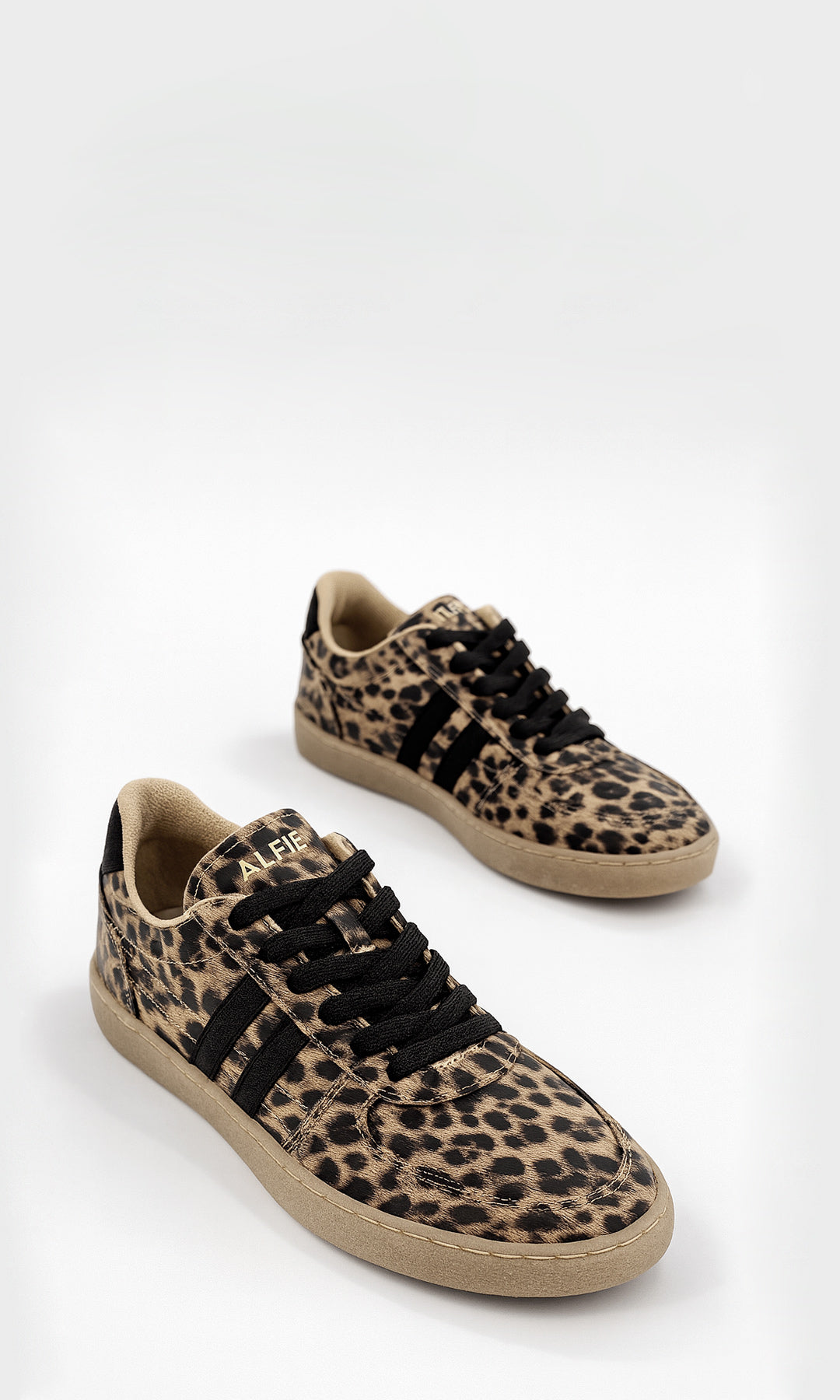 COLETTE SNEAKERS CON ESTAMPADO DE ANIMAL PRINT EN TENDENCIA Y AGUJETAS NEGRAS CRUZADAS AL FRENTE CON SUELA TIPO GUM