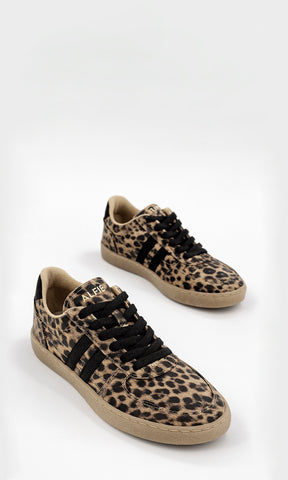 COLETTE SNEAKERS CON ESTAMPADO DE ANIMAL PRINT EN TENDENCIA Y AGUJETAS NEGRAS CRUZADAS AL FRENTE CON SUELA TIPO GUM