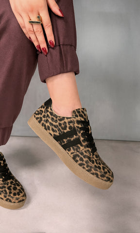 COLETTE STREET STYLE LOOK PARA LUCIR EN TARDE CASUAL USANDO SNEAKERS DE LEOPARDO CON PANTALON CAFE TIPO JOGGER Y TOP BLANCO 