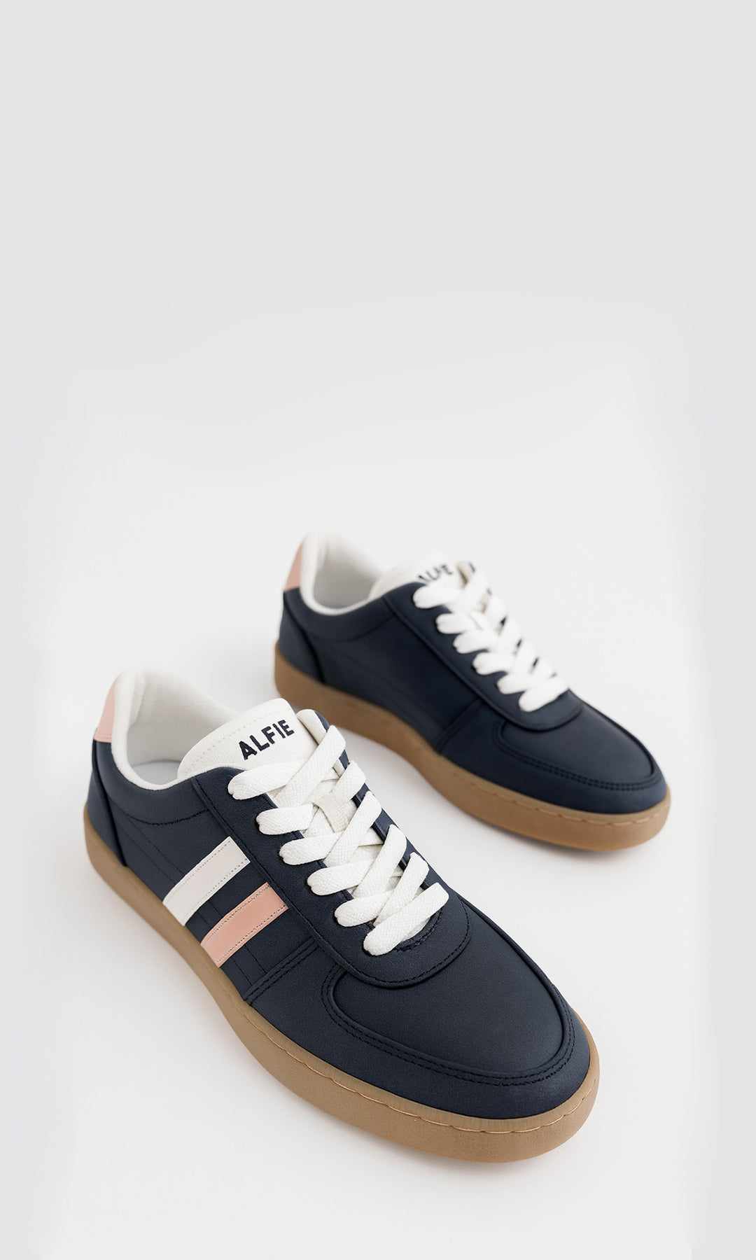 COLETTE TENIS AZUL MARINO DE PUNTA REDONDA CON ESTILO CLÁSICO PARA MUJER CON DOS FRANJAS LATERALES Y SUELA CAFÉ DE GOMA 